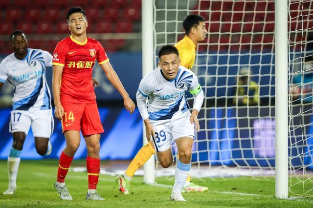 星空体育中国-【中超】特索涅夫头球阎相闯补射 大连人2比1河北队